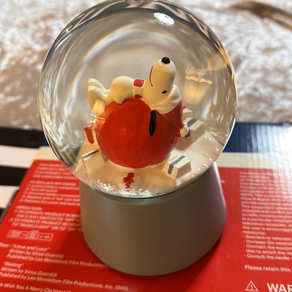 Peanuts, snoopy joy to the world snow globe - Picture 2 of 3